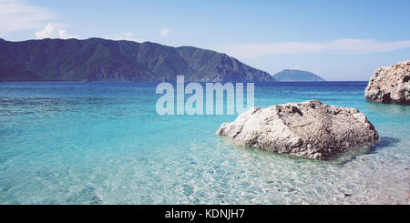 Ruhige blaue Meer und Felsen. Kleine leere Strand. Im Alter von Foto. Insel in der Nähe von Adrasan. Felsigen Ufer. Getönt. Provinz Antalya, Türkei. Breite Foto für Site-Schieberegler ein. Stockfoto