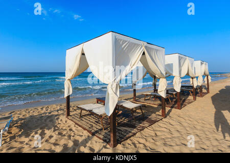 Luxury Beach Zelte Überdachungen auf Morgen Paradies weißen Sandstrand auf den Malediven des Salento (Lido Marini, Salento, Apulien, Süditalien). Die meisten beautifu Stockfoto