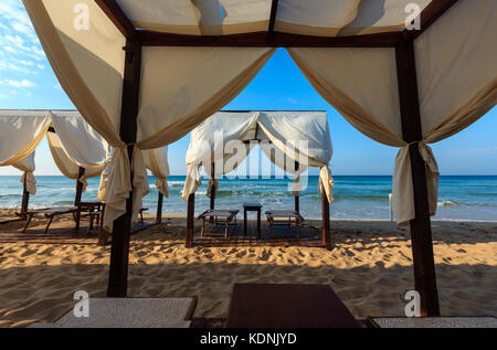 Luxury Beach Zelte Überdachungen auf Morgen Paradies weißen Sandstrand auf den Malediven des Salento (Lido Marini, Salento, Apulien, Süditalien). Die meisten beautifu Stockfoto