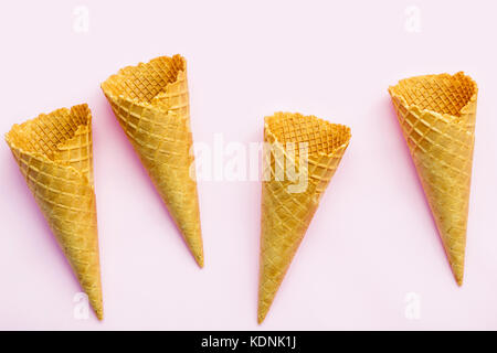 Flach Eistüten Sammlung auf rosa Hintergrund. Leer, knusprige Eiswaffel mit kopieren. Stockfoto
