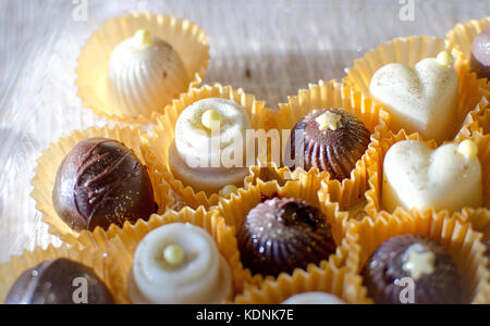 Kleine hausgemachte Kuchen in Papierkörbe Stockfoto