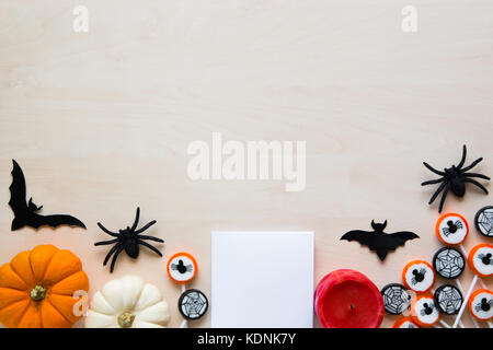 Halloween Urlaub Hintergrund mit Spinnen, Fledermäusen, Bonbons und Kürbisse auf Holz Stockfoto