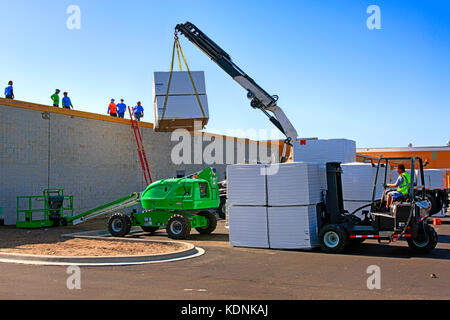 Mobilen Kran polystryrene Isolierung fliesen Paletten auf ein Dach von einem Mall Baustelle in Port Charlotte, Fl Stockfoto