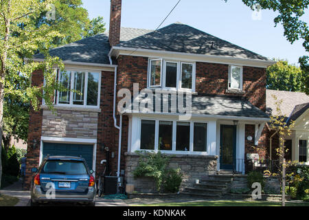 Toronto Kanada Einstiegshaus Treppenstufen Fenster öffnen sich Auto Blau hübscher Stil Vorstadtbäume Bäume Bike gemütlich stilvoll lokale Sicht weiß gestrichen Stockfoto