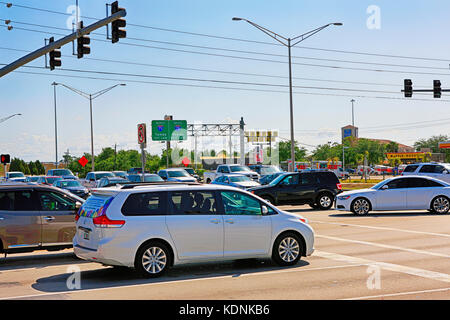 Fahrzeuge an einer großen Kreuzung, die zur I-75 nach Neapel oder Tampa in Florida führt Stockfoto