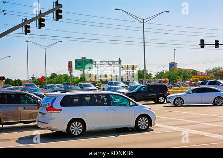 Fahrzeuge, die an einer großen Kreuzung, die zu i-75 für Neapel oder Tampa in Florida Stockfoto