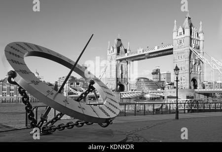 London - der Turm braut und Sonnenuhr am Flussufer im Morgenlicht. Stockfoto