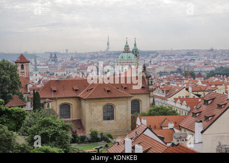 Blick von der Prager Burg auf die Karlsbrücke. Im Vordergrund steht die Kirche der Jungfrau Maria - bei den Theatinen, dem frühbarocken Chur Stockfoto