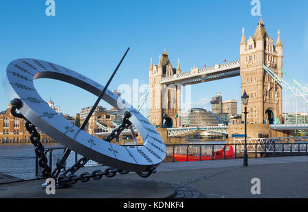 London - der Turm braut und Sonnenuhr am Flussufer im Morgenlicht. Stockfoto