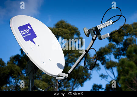 Breitband Satelliten empfangen Schüssel auf dem Dach. hopkins Creek. New South Wales in Australien. Stockfoto