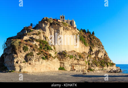 Ehemalige 4. Jahrhundert Kloster auf der Oberseite des Heiligtums santa maria Insel - Tropea, Kalabrien, Italien Tropea Strand am Tyrrhenischen Meer. Stockfoto