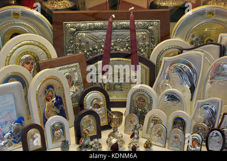Religiöse Symbole der griechisch-orthodoxen Kirche zum Verkauf im Fenster eines Juweliere in Kerkira, Korfu, Griechenland. Stockfoto