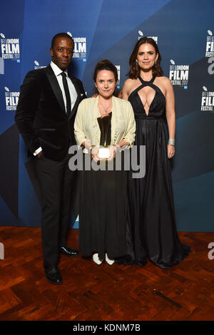 Die Gewinnerin des Dokumentarwettbewerbs Lucy Cohen mit Adrian Lester und Hayley Atwell bei den Film Festival Awards, Teil des BFI London Film Festivals, im Banqueting House, London. Stockfoto