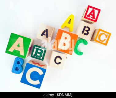 Mit Blick auf eine Vielzahl von bunten abc Alphabet Bausteine. isoliert. Stockfoto