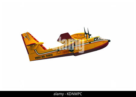 Kostbare Eingreifen der Feuerwehrleute mit einem canadair Fliegen zwischen Wald und Meer, um einen Brand zu löschen Stockfoto