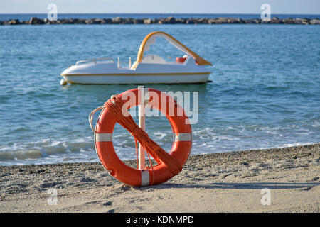 Rettungsschwimmer und Tretboot auf dem Meer an einem typischen Sommertag Stockfoto