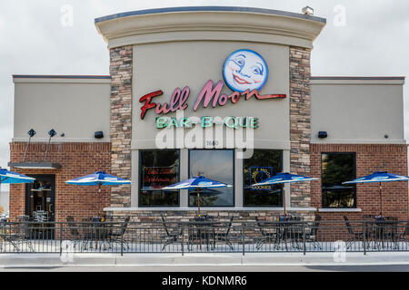 Full Moon Bar-b-que Restaurant front mit Tisch für Mahlzeiten im Freien. Montgomery, Alabama, USA. Stockfoto