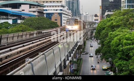 Bangkok, Thailand - 8. Juni 2017: Das Bangkok Mass Transit System, BTS oder Skytrain, Silom Line, Fahrt durch das Stadtzentrum von Chong Nonsi Station. Der Zug kommt in Bangkok Stockfoto