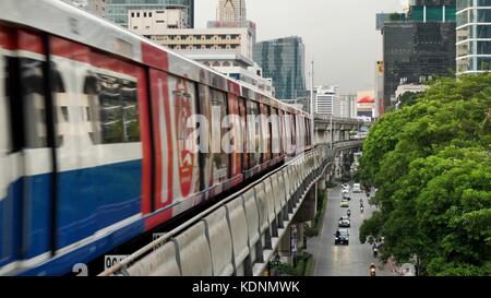 Bangkok, Thailand - 8. Juni 2017: Das Bangkok Mass Transit System, BTS oder Skytrain, Silom Line, Fahrt durch das Stadtzentrum von Chong Nonsi Station. Der Zug kommt in Bangkok Stockfoto