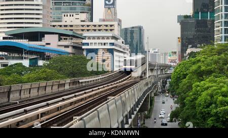 Bangkok, Thailand - 8. Juni 2017: Das Bangkok Mass Transit System, BTS oder Skytrain, Silom Line, Fahrt durch das Stadtzentrum von Chong Nonsi Station. Der Zug kommt in Bangkok Stockfoto