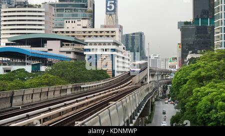 Bangkok, Thailand - 8. Juni 2017: Das Bangkok Mass Transit System, BTS oder Skytrain, Silom Line, Fahrt durch das Stadtzentrum von Chong Nonsi Station. Der Zug kommt in Bangkok Stockfoto