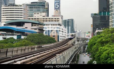 Bangkok, Thailand - 8. Juni 2017: Das Bangkok Mass Transit System, BTS oder Skytrain, Silom Line, Fahrt durch das Stadtzentrum von Chong Nonsi Station. Der Zug kommt in Bangkok Stockfoto