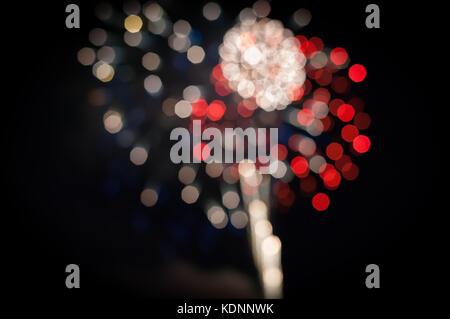 Rot, Weiß und Blau vierten (4.) der Juli Feuerwerke in manueller Fokus schoß eine künstlerische und verzierten Hintergrund zu erstellen. Stockfoto