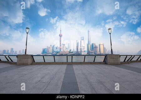 Shanghai leeren Platz mit Skyline und modernen Gebäuden, China Stockfoto