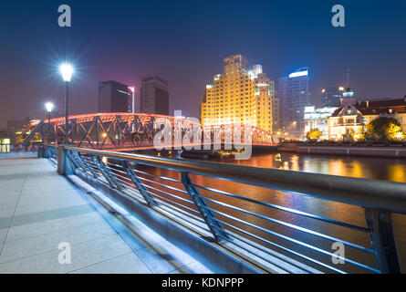 Shanghai waibaidu Brücke Panorama in der Nacht mit farbigen Licht über den Fluss Stockfoto