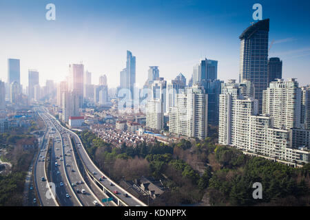 Erhöhte Straße Kreuzung Panorama in Shanghai in der Dämmerung, China Stockfoto