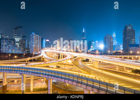 Erhöhten Blick auf einer Kreuzung in Shanghai, China. Stockfoto