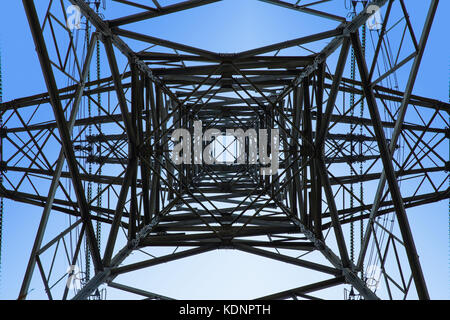 Detail Strom pylon gegen den blauen Himmel: Hochspannung elektrische Säule von unten Stockfoto