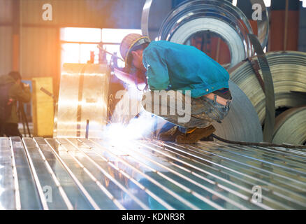 Elektrische rad Schleifen auf Stahlkonstruktion in der Factory Stockfoto