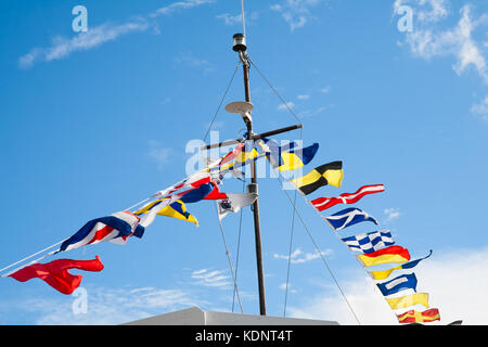 Mast mit Signal flags gegen den blauen Himmel Stockfoto