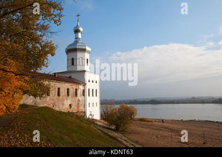 Blick auf den Fluss Wolchow und St. Michael Turm der St. George (yuriev) Kloster (Tempel der Erzengel Michael), Russland, Weliki Nowgorod Stockfoto