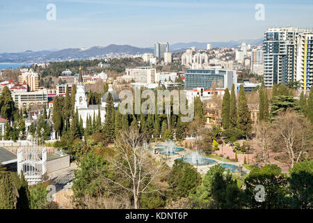 Sotschi. nach oben Blick auf einen Park mit Brunnen, der Kathedrale des Erzengels Michael und Bezirk Gebäude Stockfoto