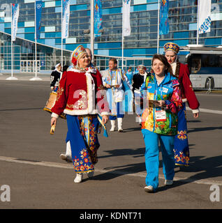 Sochi, Russland. Februar 07, 2014 - Künstler in der russischen Trachten bei den Olympischen Park in Sotschi vor der Zeremonie der Eröffnung der Olympischen Spiele Stockfoto