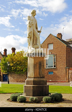 Die Statue von Admiral Lord Nelson in der oberen nahe bei der Kathedrale von Norwich, Norfolk, England, Vereinigtes Königreich. Stockfoto