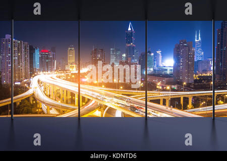 Erhöhte Straße Kreuzung Panorama in Shanghai in der Dämmerung, China Stockfoto