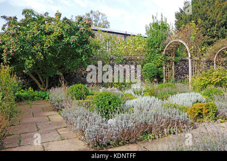 Blick auf den Kräutergarten in der Nähe der Norwich Cathedral, Norfolk, England, Großbritannien. Stockfoto