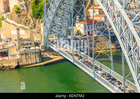 Straßenverkehr über Porto Brücke Stockfoto