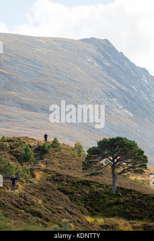 Ein Berg Wanderer und Biker auf dem Trail entlang der Lairig Ghru Pass, der durch die cairngorms, Schottland, Großbritannien Stockfoto