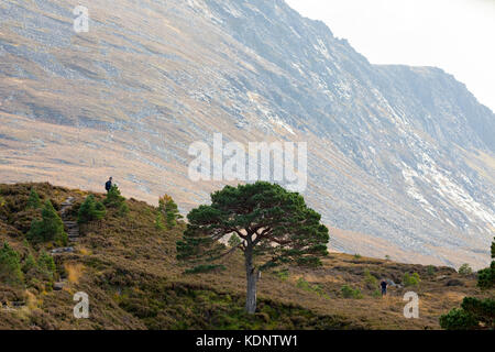 Ein Berg Wanderer und Biker auf dem Trail entlang der Lairig Ghru Pass, der durch die cairngorms, Schottland, Großbritannien Stockfoto