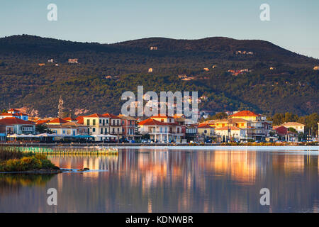 Stadt Lefkada als über die Lagune von einem Abstand, Griechenland gesehen. Stockfoto