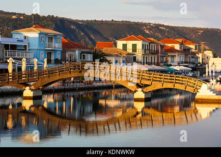 Fuß-Brücke im Hafen der Stadt Lefkada, Griechenland. Stockfoto