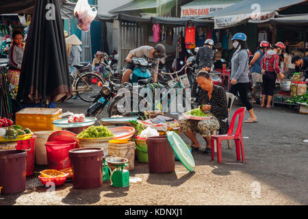 Nha Trang, Vietnam - am 14. Juli 2016: vietnamesische Frau verkauft Gemüse am Morgen Markt in Nha Trang, Vietnam am 14. Juli 2016. Stockfoto