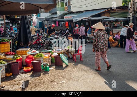 Nha Trang, Vietnam - am 14. Juli 2016: vietnamesin in konischer Hut Spaziergänge am Morgen Markt in Nha Trang, Vietnam am 14. Juli 2016. Stockfoto