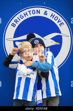 Junge Brighton- und Hove Albion-Fans kommen vor dem Premier League-Spiel im AMEX Stadium in Brighton an. Stockfoto