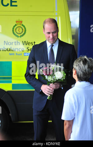 Prince William wird gesehen in aintree Krankenhaus gebracht, wo er Mitarbeiter und Patienten vor der Eröffnung der neuen Patientenversorgung und Trauma unit Met. Mit: Prinz William wo: liverpool, Großbritannien Wann: 14 Sep 2017 Credit: wenn.com Stockfoto