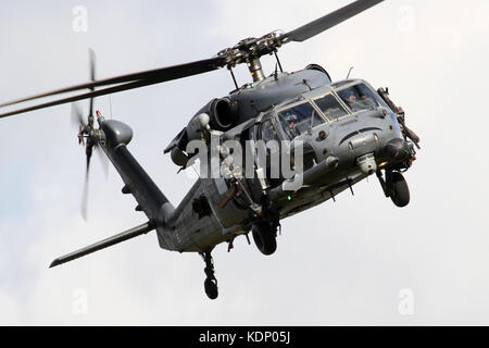 56 Rescue Squadron HH-60G Pavhawk auf die Herangehensweise an RAF Lakenheath während des Trainings. Die 56 RS wird Italien Anfang 2018 bewegen. Stockfoto